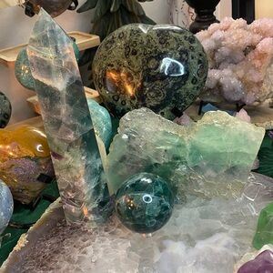 D_gello Bundle Green Fluorite Crystal Tower and Sphereand slab set